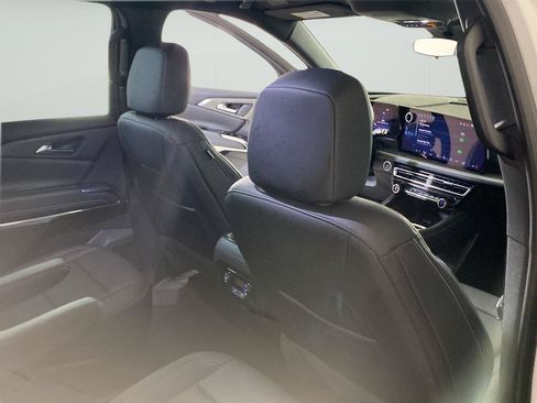 Used 2025 Chevrolet Traverse LT FWD image 23