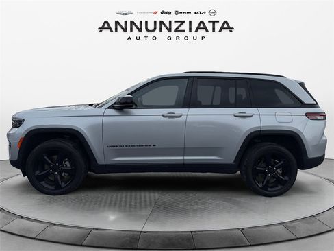 Used 2023 Jeep Grand Cherokee Altitude image 2