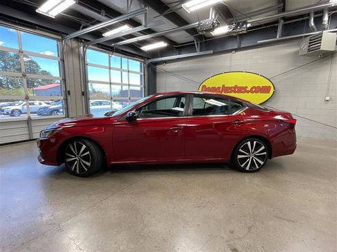 Used 2020 Nissan Altima 2.5 SR FWD image 2