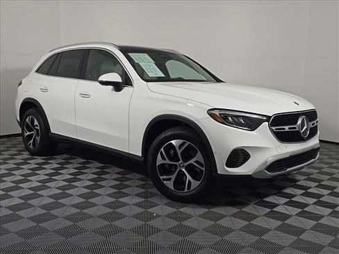 Used 2025 Mercedes-Benz GLC 350e 4MATIC image 9