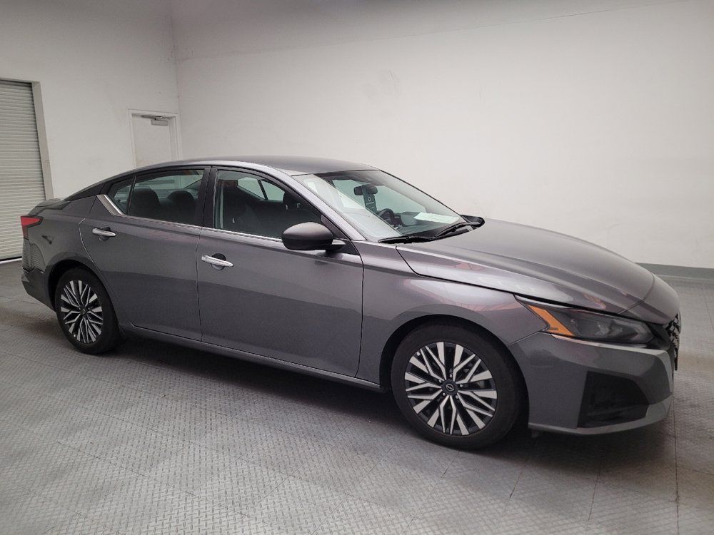 Used 2025 Nissan Altima 2.5 SV FWD image 11