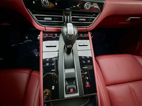 Certified 2023 Porsche Macan AWD/4WD image 18
