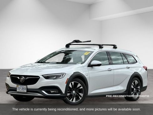 Used 2018 Buick Regal Essence w/ Driver Confidence Package #1 AWD/4WD image 2
