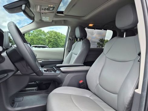 Used 2024 Toyota Sienna XLE FWD image 16