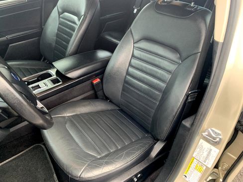 Used 2017 Ford Fusion SE w/ Fusion SE Technology Package image 11