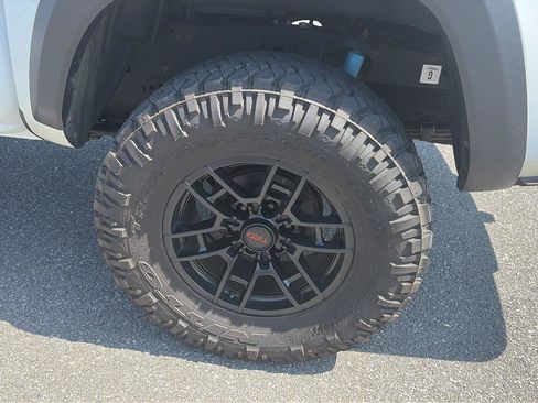Used 2021 Toyota Tacoma TRD Off-Road w/ Technology Package AWD/4WD image 9