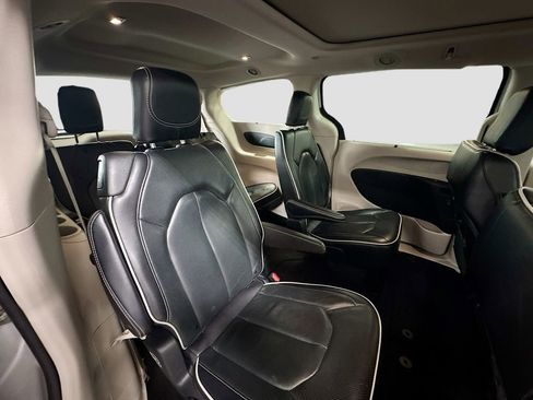 Used 2023 Chrysler Pacifica Limited image 24