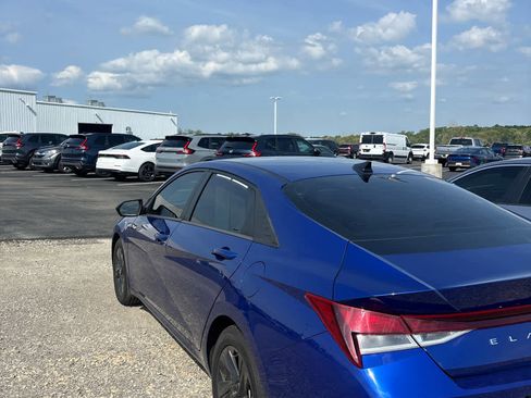 Used 2022 Hyundai Elantra SEL FWD image 4