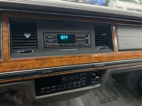 Used 1994 Lincoln Town Car Signature RWD image 28