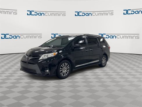 Used 2018 Toyota Sienna XLE w/ XLE Navigation Package image 4