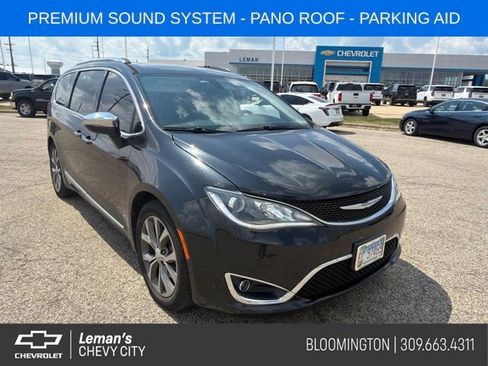 Used 2017 Chrysler Pacifica Limited FWD image 1