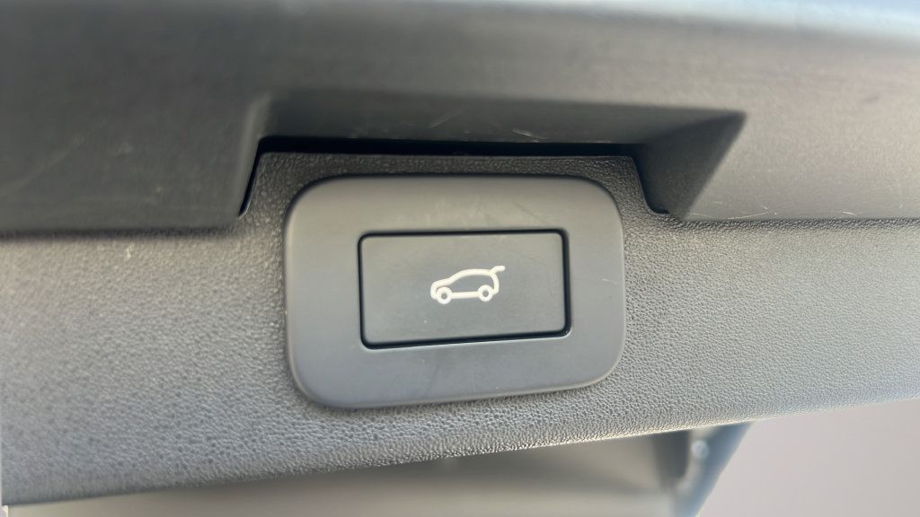 Used 2025 Land Rover Discovery Dynamic SE AWD/4WD image 17