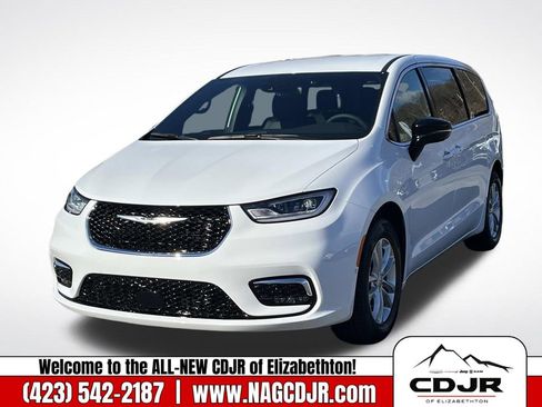 New 2026 Chrysler Pacifica Select image 8