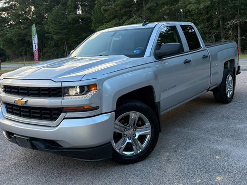Used 2019 Chevrolet Silverado 1500 Custom w/ Custom Convenience Package AWD/4WD image 2