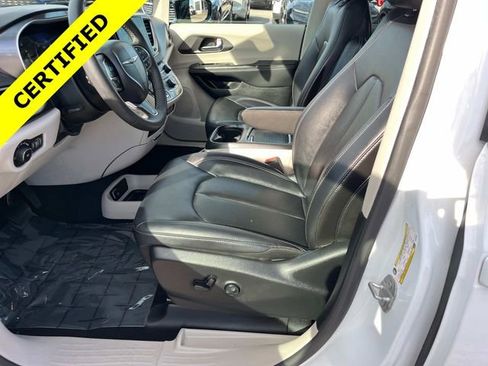 Certified 2024 Chrysler Pacifica Touring-L image 17