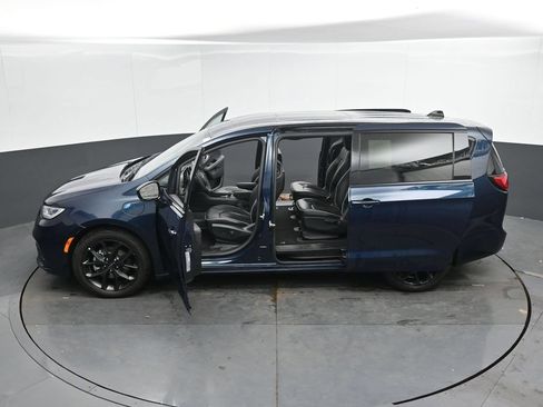 Used 2023 Chrysler Pacifica Limited w/ S Appearance Package FWD image 50