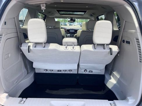 Used 2019 Chrysler Pacifica Limited w/ Tire & Wheel Group FWD image 25