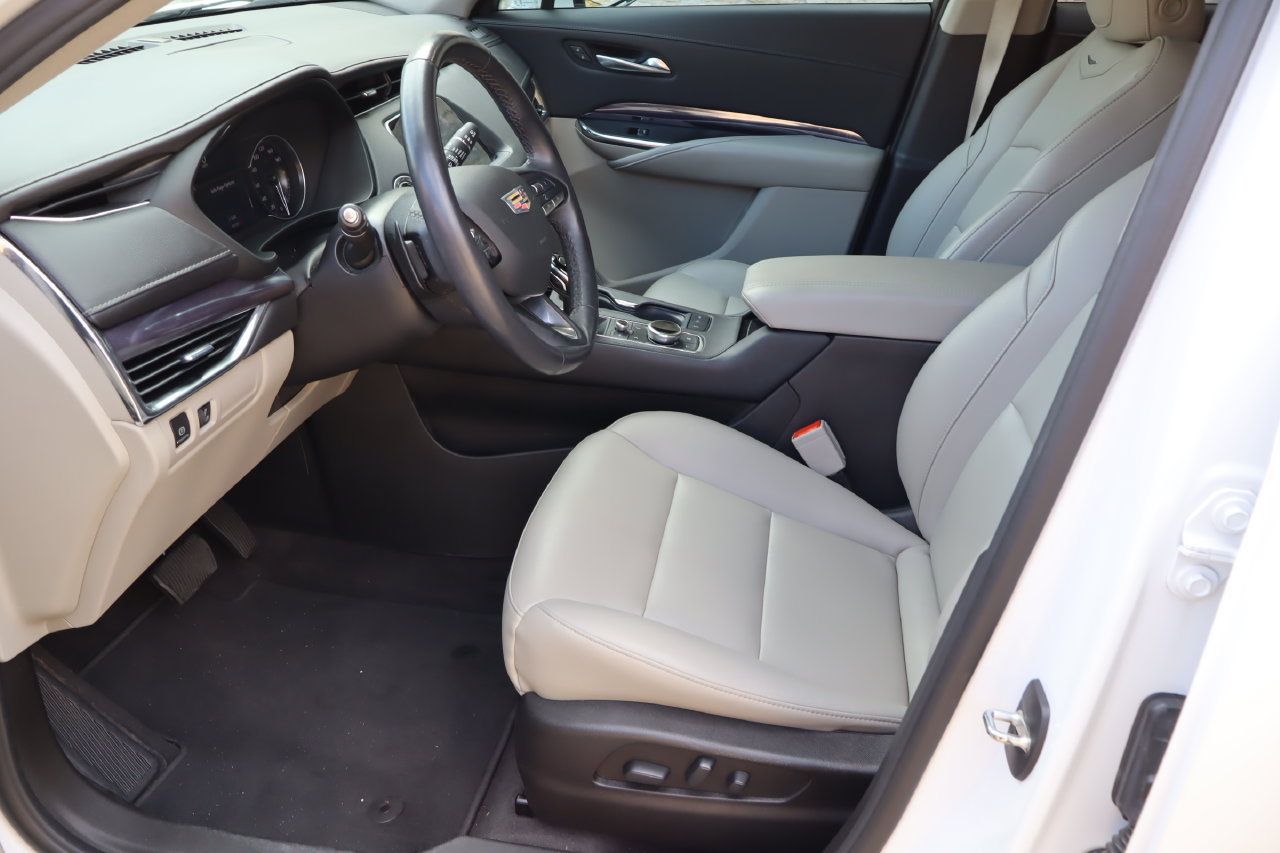 Used 2023 Cadillac XT4 Luxury w/ Cold Weather Package FWD image 16