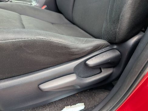 Used 2017 Toyota RAV4 LE FWD image 6