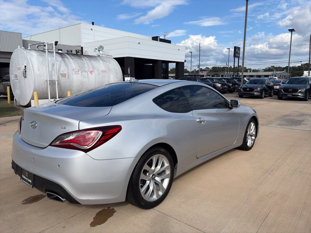 Used 2014 Hyundai Genesis 3.8 RWD image 6