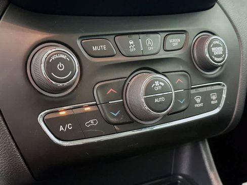Used 2019 Jeep Cherokee Limited AWD/4WD image 18