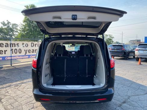 Used 2023 Chrysler Voyager LX FWD image 4