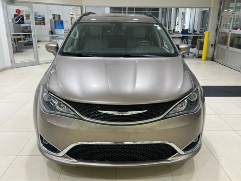 Used 2017 Chrysler Pacifica Touring-L w/ Tire & Wheel Group FWD image 2