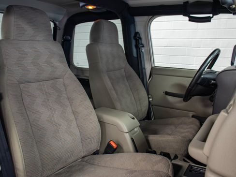 Used 2004 Jeep Wrangler Rubicon w/ Dual Top Group AWD/4WD image 18