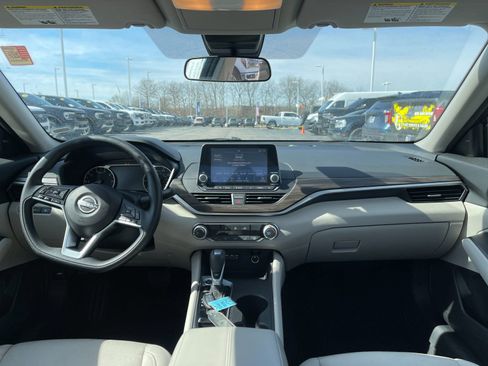 Used 2025 Nissan Altima 2.5 SV image 15