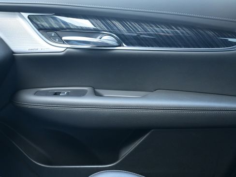 Used 2025 Cadillac XT6 Premium Luxury image 35