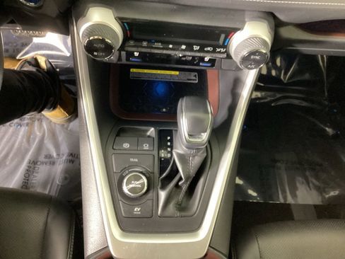 Used 2020 Toyota RAV4 Limited AWD/4WD image 18