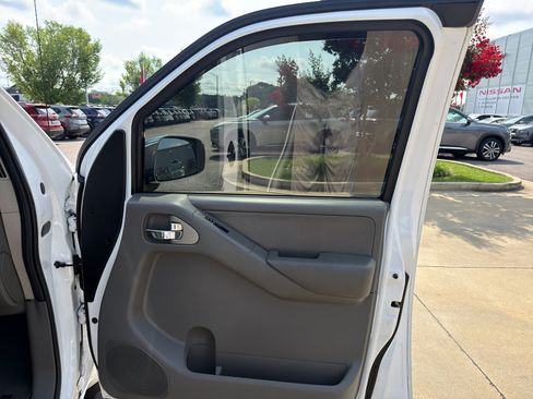 Used 2011 Nissan Frontier SL w/ Moonroof Pkg RWD image 19