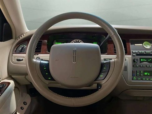Used 2005 Lincoln Town Car Signature image 9