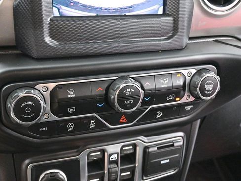 Used 2020 Jeep Wrangler Unlimited Sahara AWD/4WD image 21