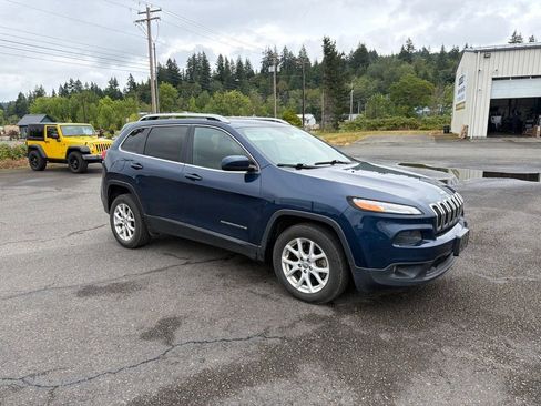 Used 2018 Jeep Cherokee Latitude Plus FWD image 2