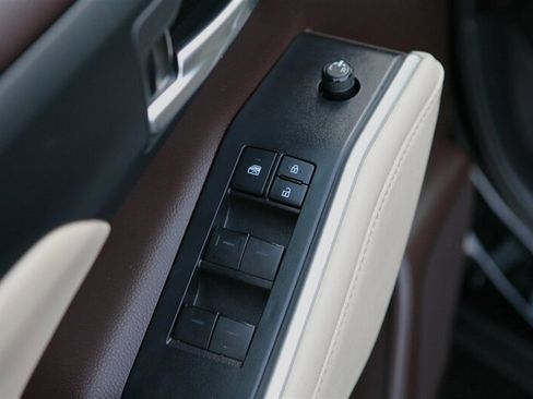 Used 2022 Toyota Highlander XLE image 9