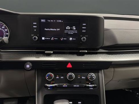 Used 2024 Kia Carnival LX image 12