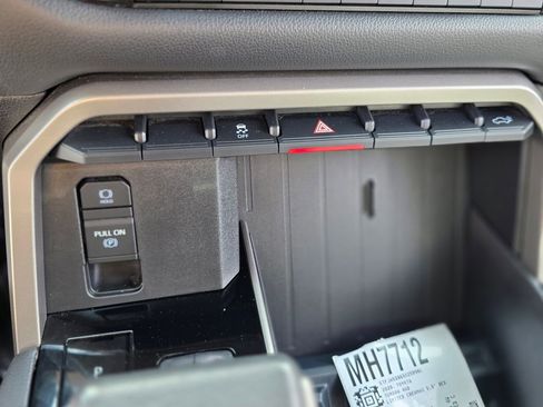 Used 2025 Toyota Tundra Limited AWD/4WD image 32