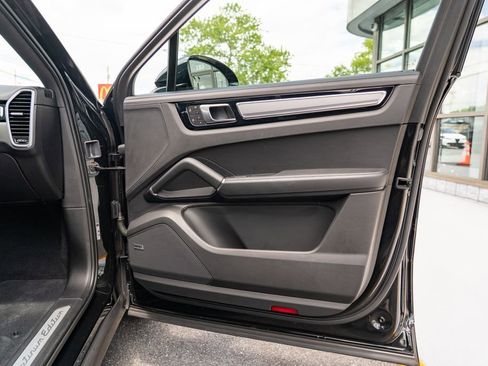 Used 2023 Porsche Cayenne S image 18