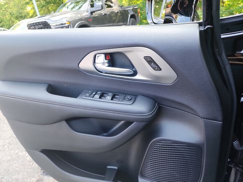 New 2026 Chrysler Pacifica Select image 13