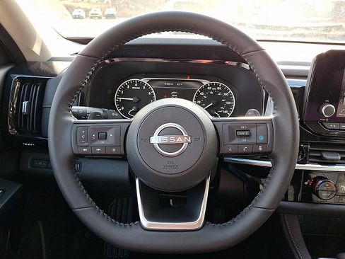 Certified 2025 Nissan Pathfinder SV w/ SV Premium Package AWD/4WD image 9