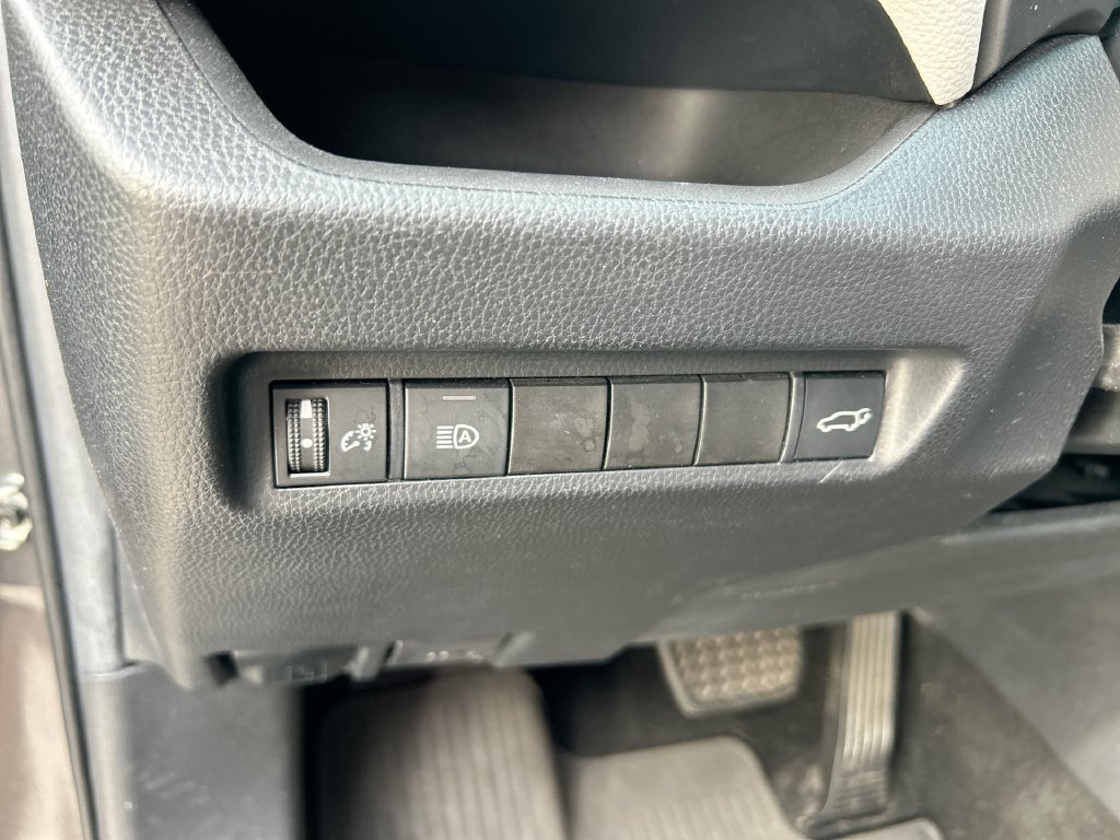 Used 2021 Toyota RAV4 XLE w/ Convenience Package FWD image 14