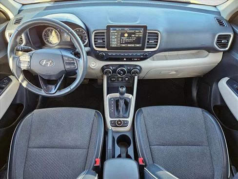 Used 2020 Hyundai Venue image 19