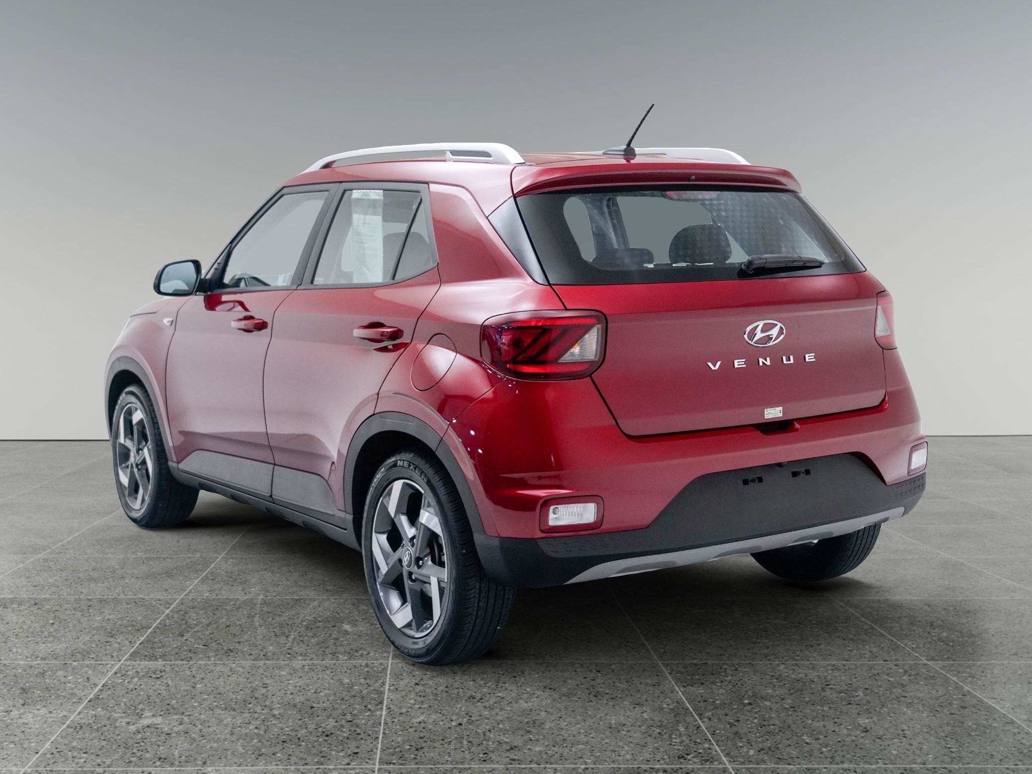 Used 2025 Hyundai Venue SEL FWD image 4