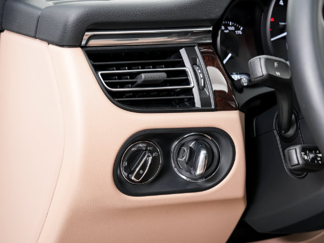 Certified 2026 Porsche Macan AWD/4WD image 11