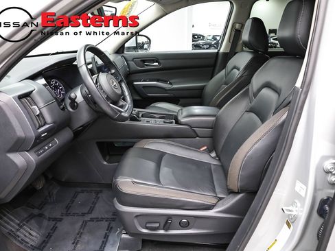 Used 2023 Nissan Pathfinder SL AWD/4WD image 14