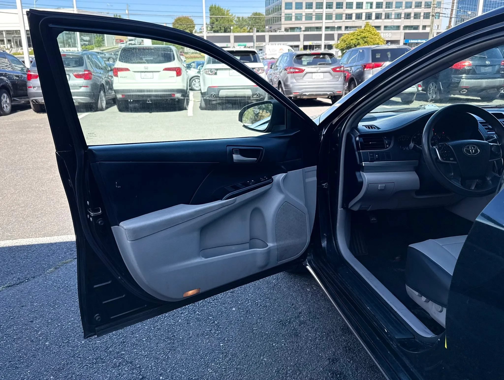 Used 2014 Toyota Camry LE FWD image 9