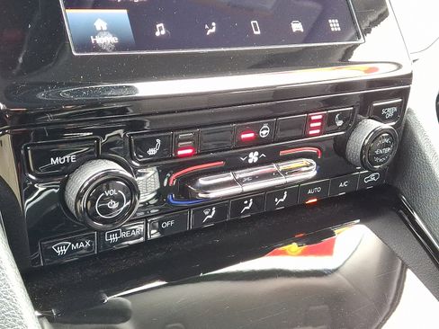 Certified 2023 Jeep Grand Cherokee Laredo w/ Luxury Tech Group I image 16