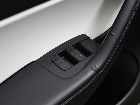 Used 2021 Tesla Model Y Long Range image 27