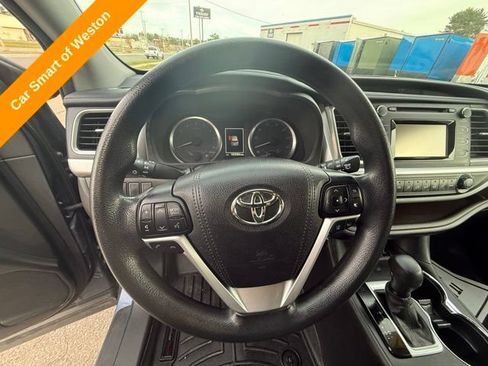 Used 2017 Toyota Highlander LE AWD/4WD image 12